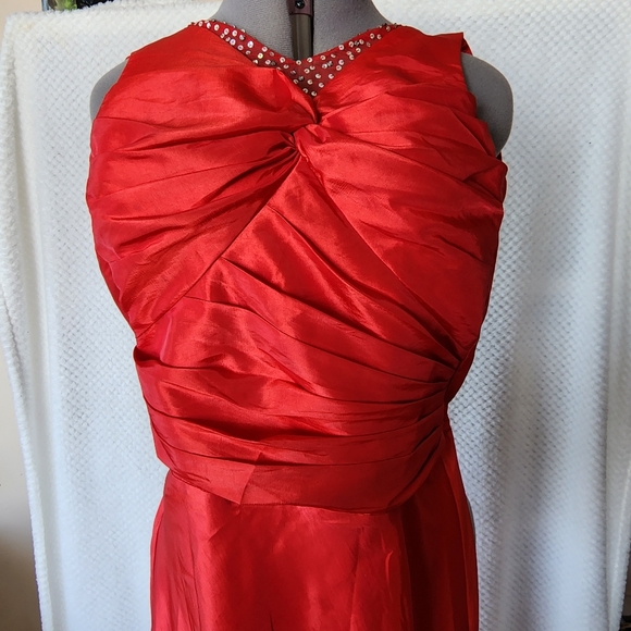 PENDING SALE MISS ANNE Size small 8 brilliant red satiny formal midi dress - Picture 3 of 9